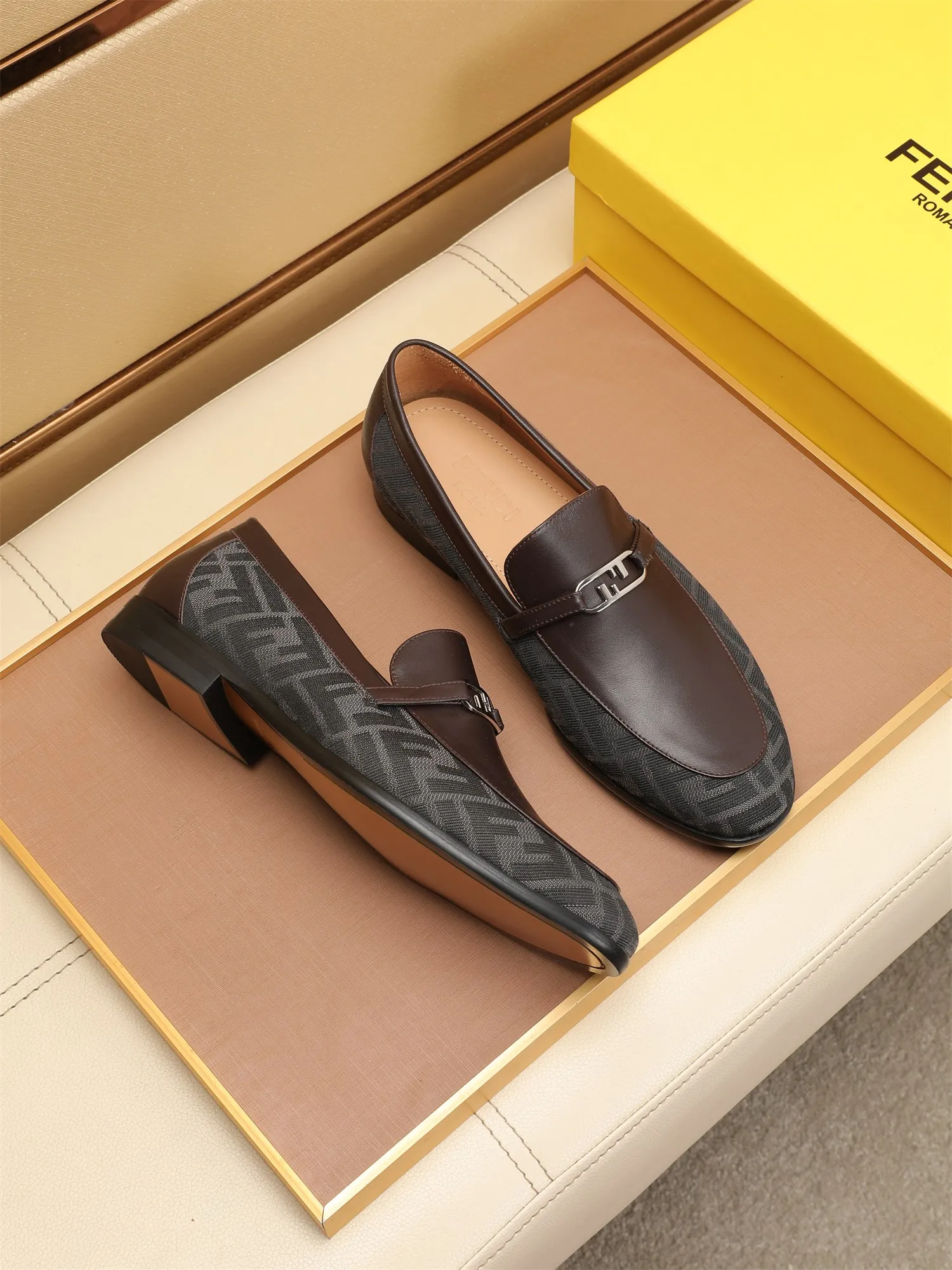 Men's shoes💰460 🕷🕷【FENDI】The latest men's formal leather shoes🇨🇳Classic series not to be missed💯The first layer is made of imported first-layer cowhide☘Original quality, the leather is smooth and delicate🎋Awesome version, perfect streamlined outline🍇Cowhide lining, size 38-44 (customized at 45.46)...